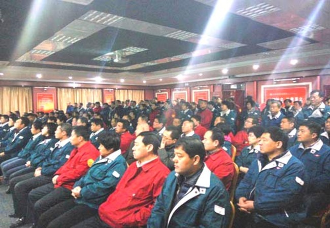 JDB电子游戏集团管理人员正在大会堂认真听取科技人员的科普知识讲座